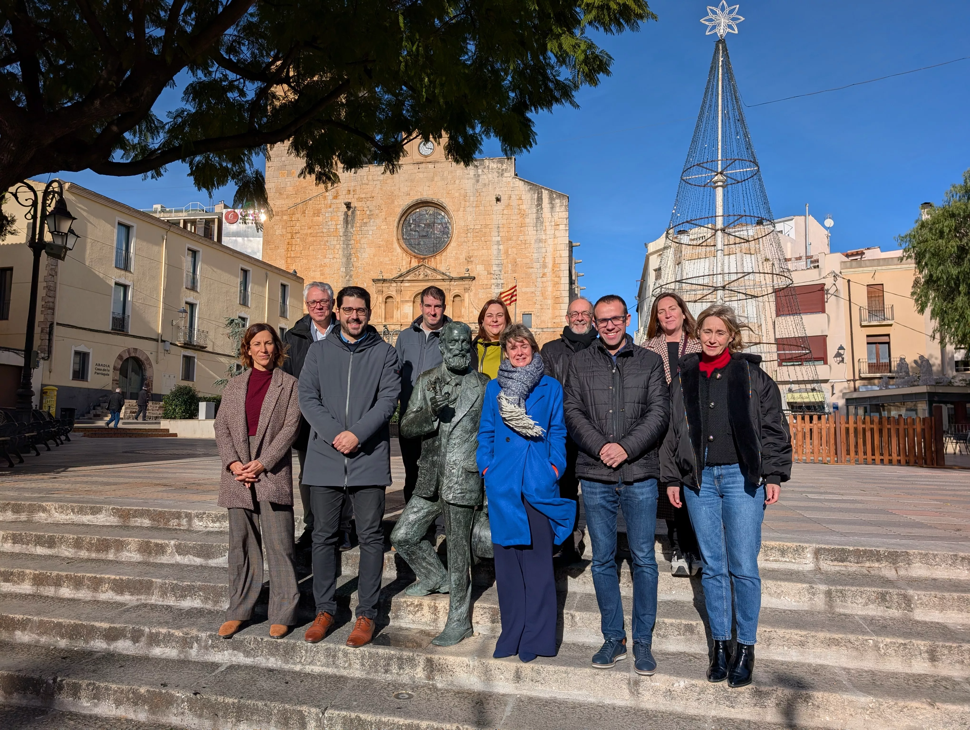Fotografia de grup dels assistents a l'acte d'ahir. FOTO: Ajuntament de Riudoms