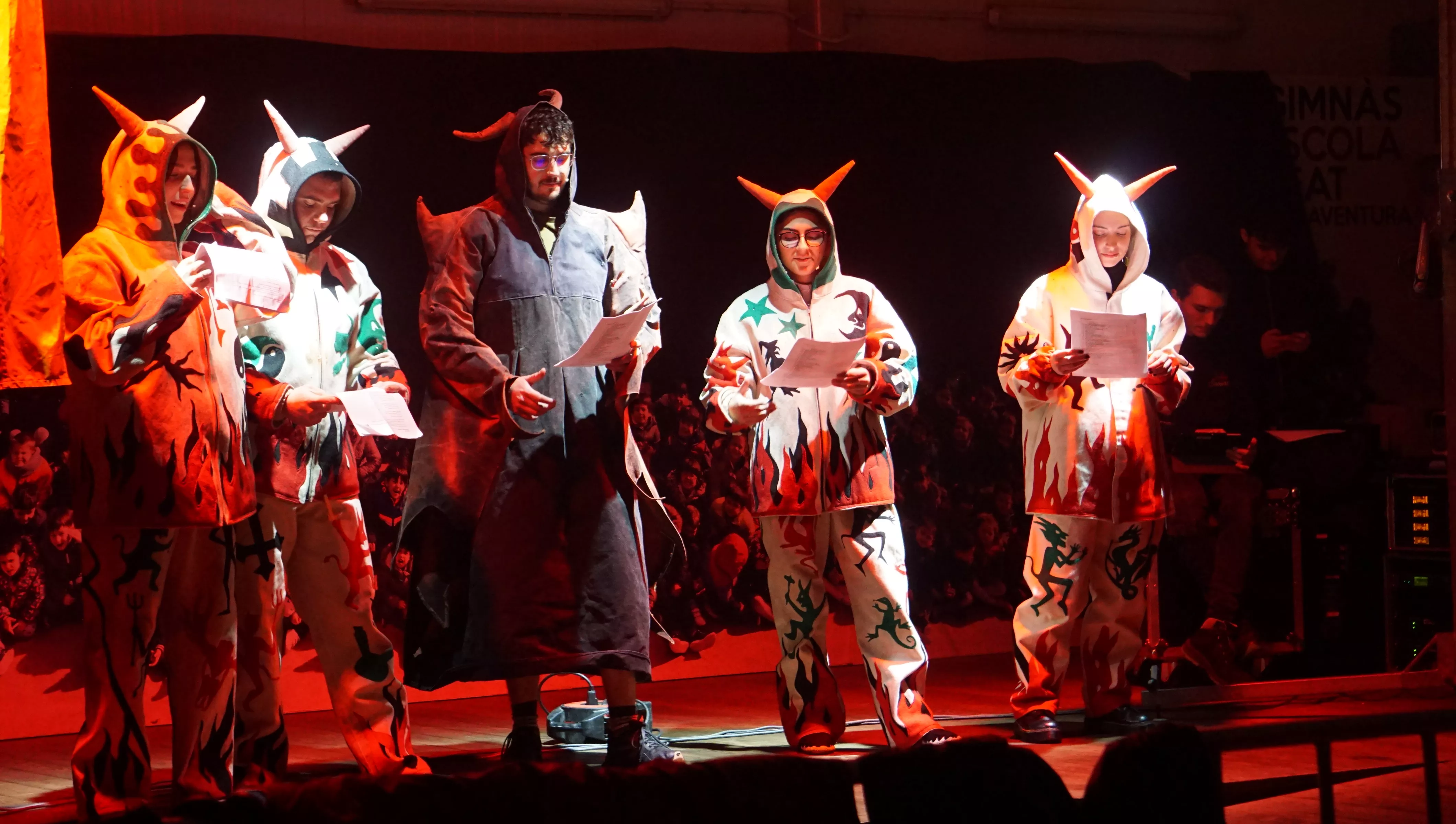 Celebració dels Versots, al gimnàs de l'Escola Beat Bonaventura. FOTO: Josep Anton Carranza