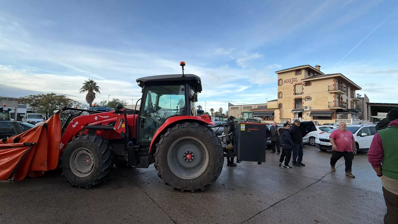 Un dels tractors que es va manifestar des de Riudoms, aparcat a la gasolinera Shell, a tocar de l'Hostal Perla.