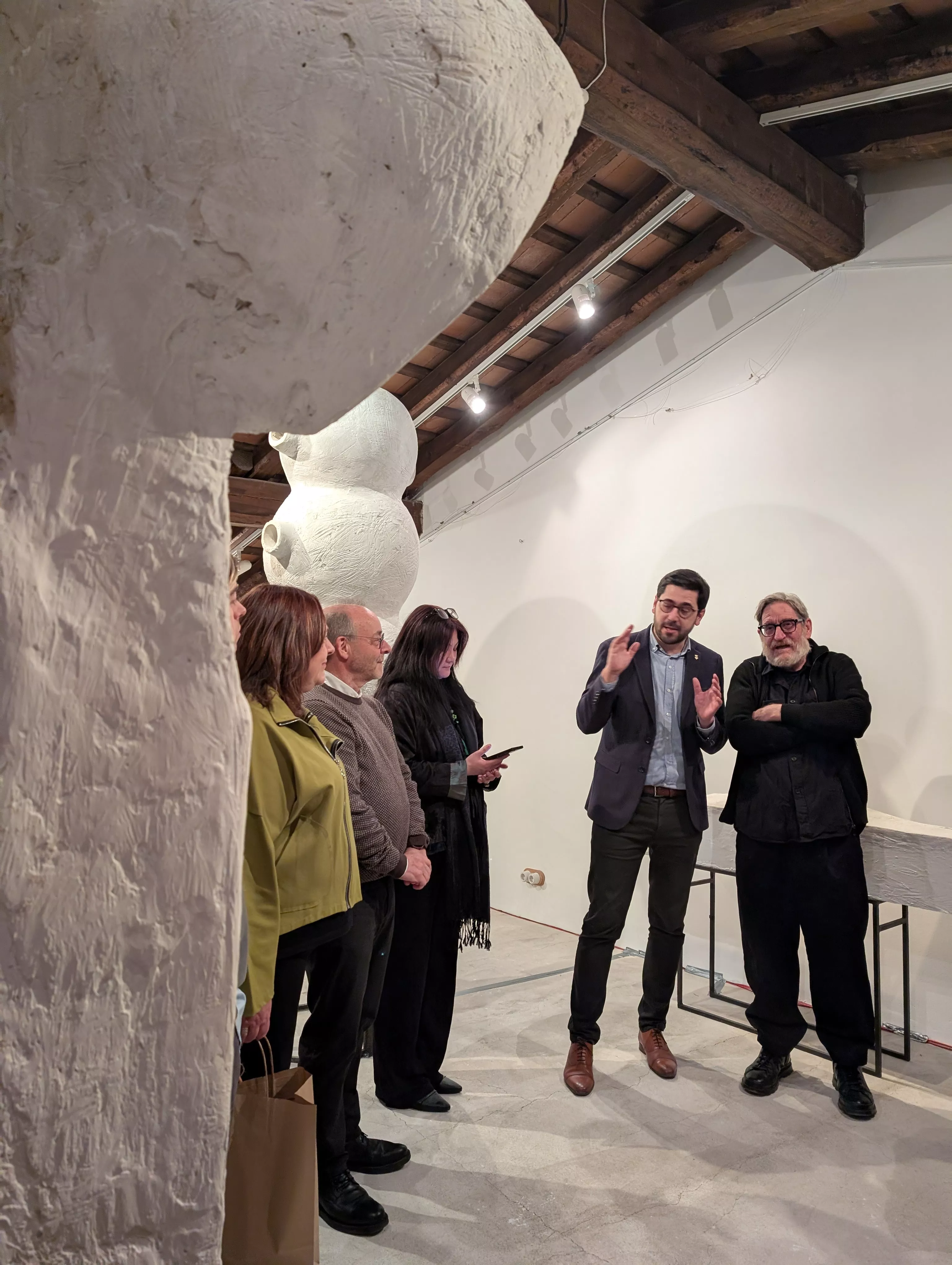 L'artista, Josep Cerdà (a la dreta de la imatge), amb les autoritats de Riudoms i la Cònsol de la Xina a Barcelona, durant la inauguració. FOTO: Elena Domingo L'artista, Josep Cerdà (a la dreta de la imatge), amb les autoritats de Riudoms i la Cònsol de la Xina a Barcelona, durant la inauguració. FOTO: Elena Domingo