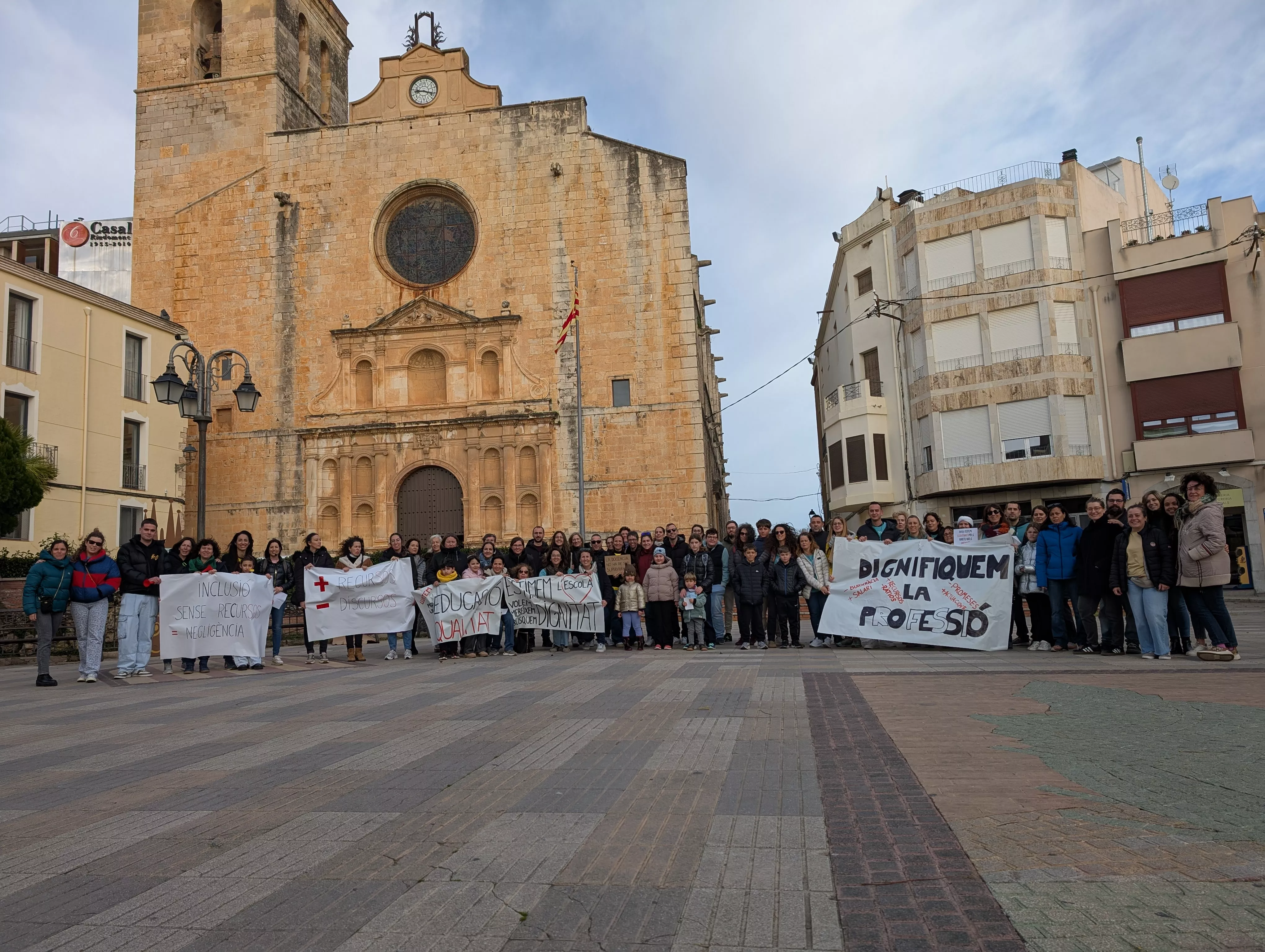 Docents concentrats a la plaça aquest matí. FOTO: Elena Domingo