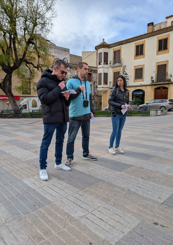 Docents llegint el manifest. FOTO: Elena Domingo