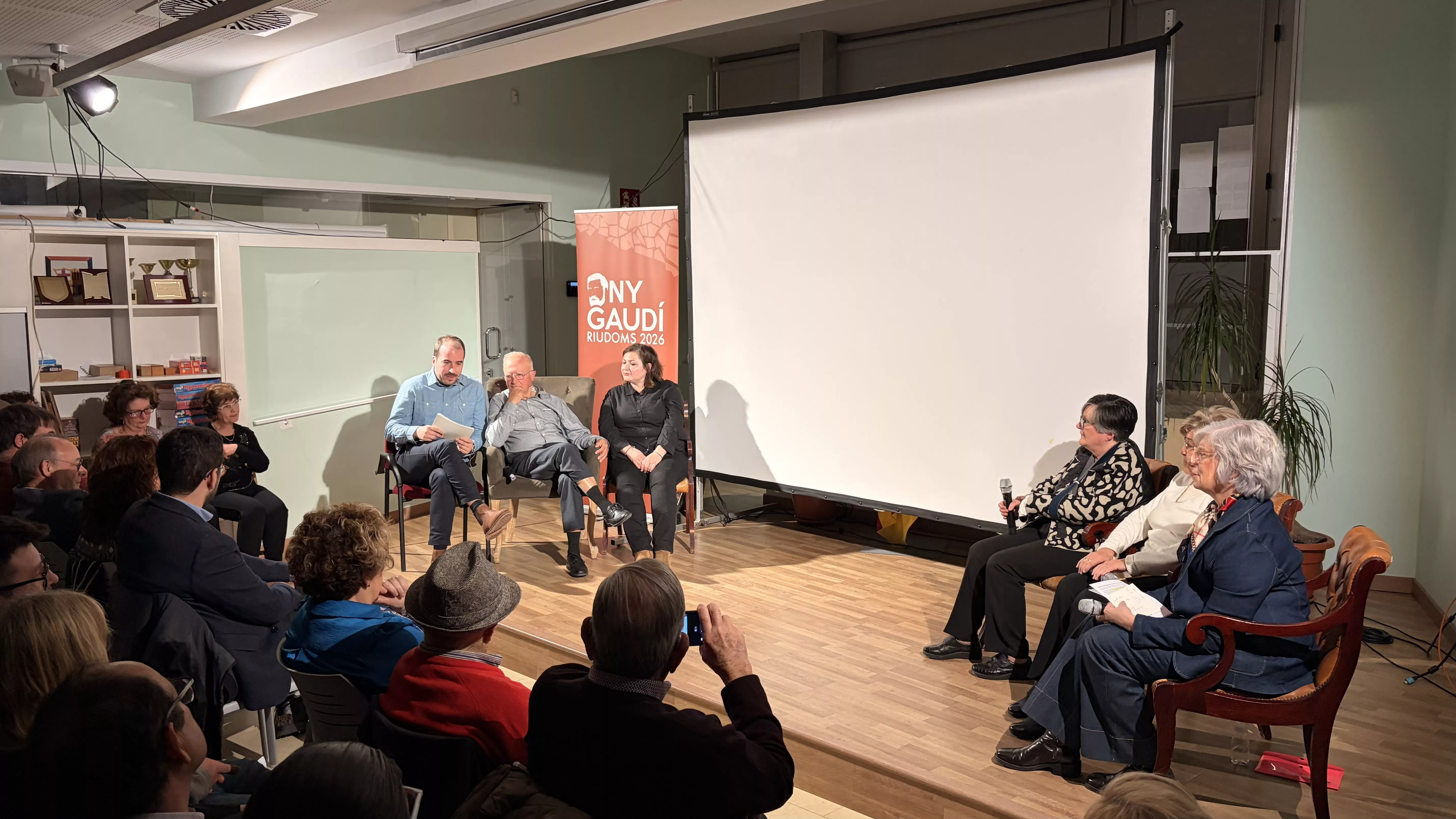 Els familiars de la llevadora i de la família Gaudí, en una taula rodona conduïda per Lluís Bages, periodista de L'Om i FemSafareig Els familiars de la llevadora i de la família Gaudí, en una taula rodona conduïda per Lluís Bages, periodista de L'Om i FemSafareig