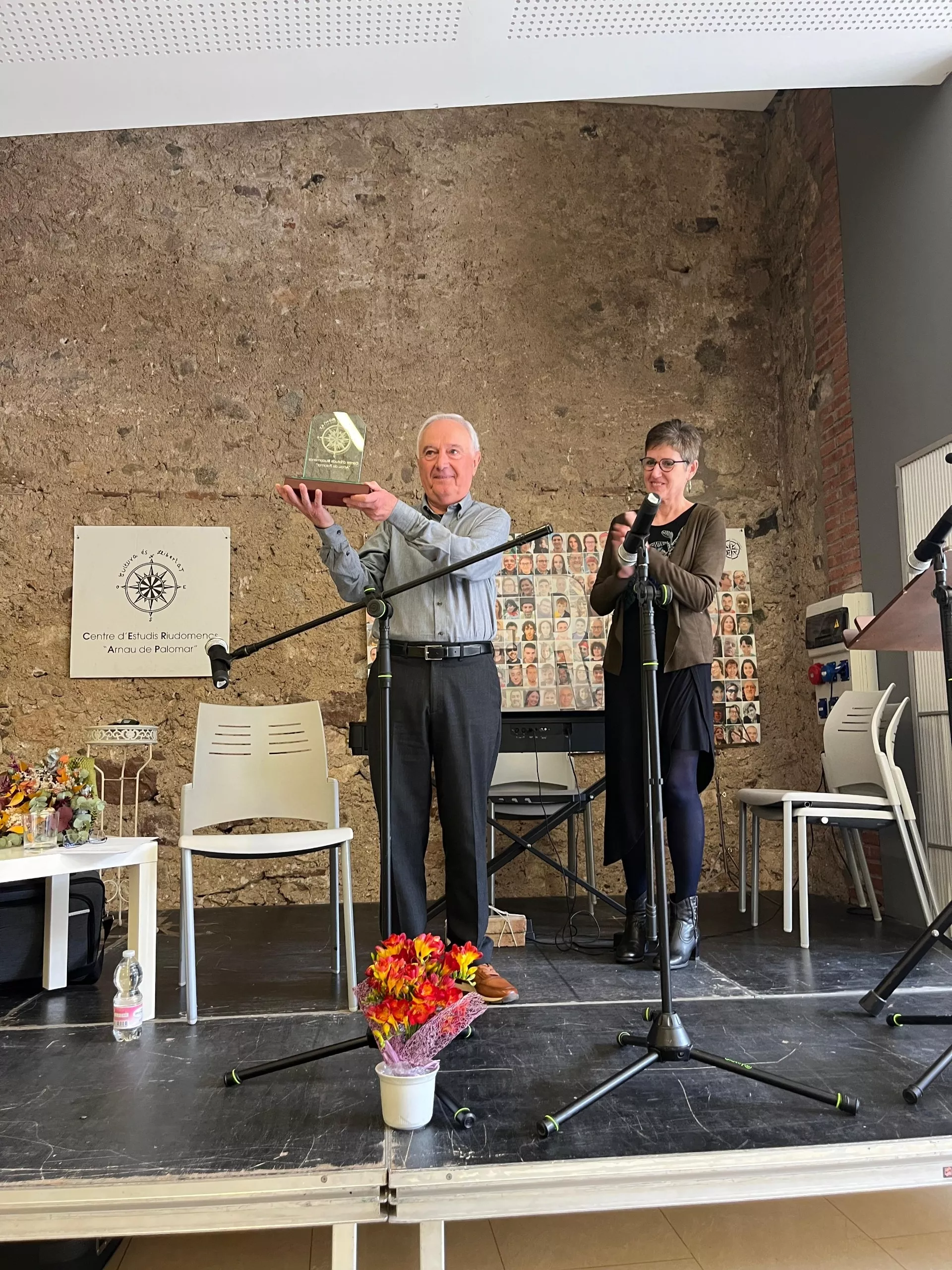 Eugeni Perea recollint el Premi Rosa dels Vents Eugeni Perea recollint el Premi Rosa dels Vents