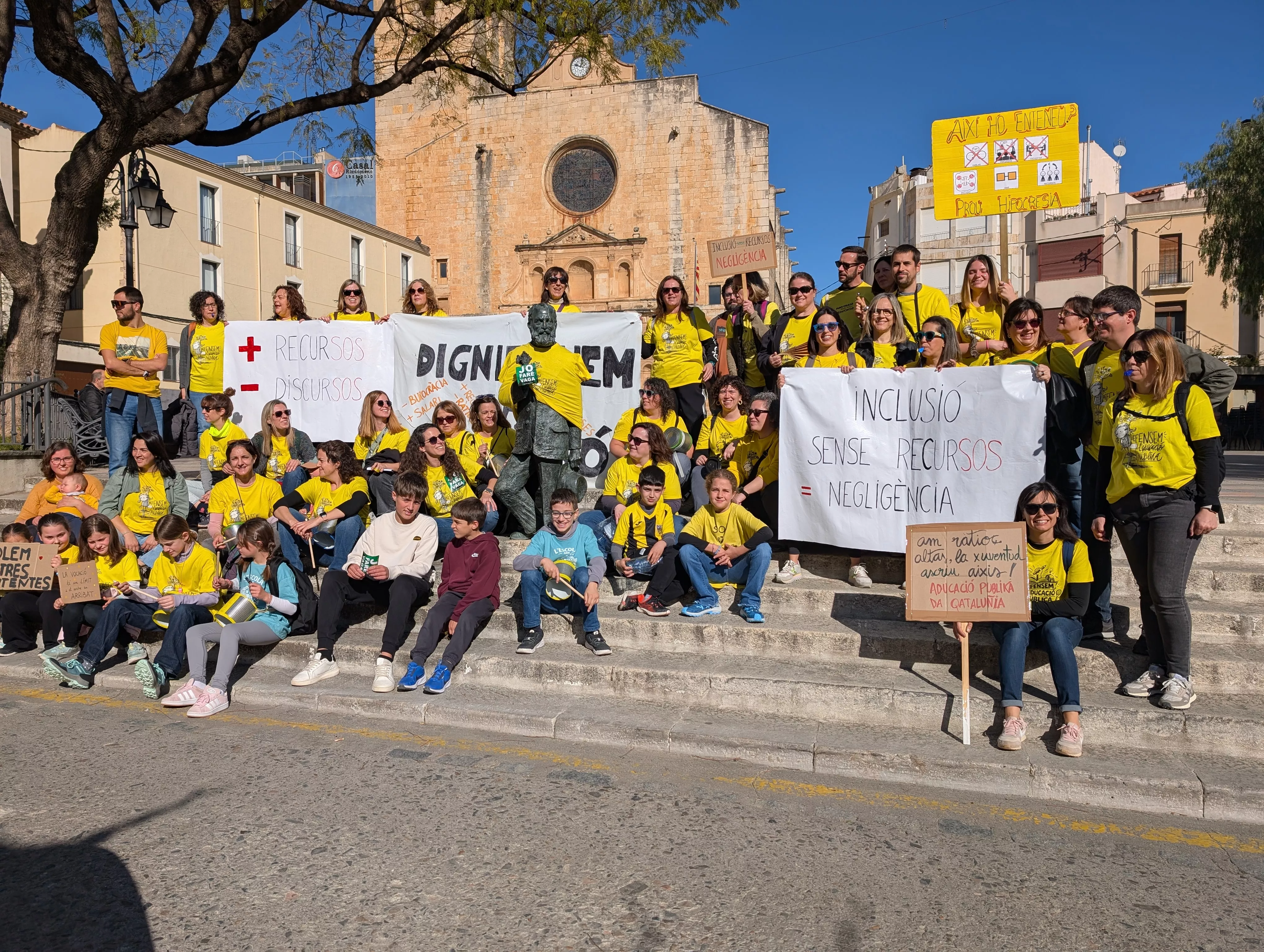 Una vuitantena de persones, entre professors i acompanyants, es van concentrar a la plaça de l'Església