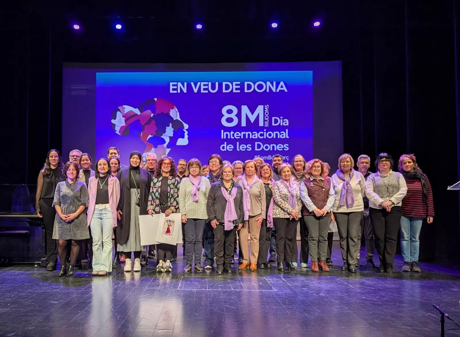 Foto conjunta dels participants en l'acte