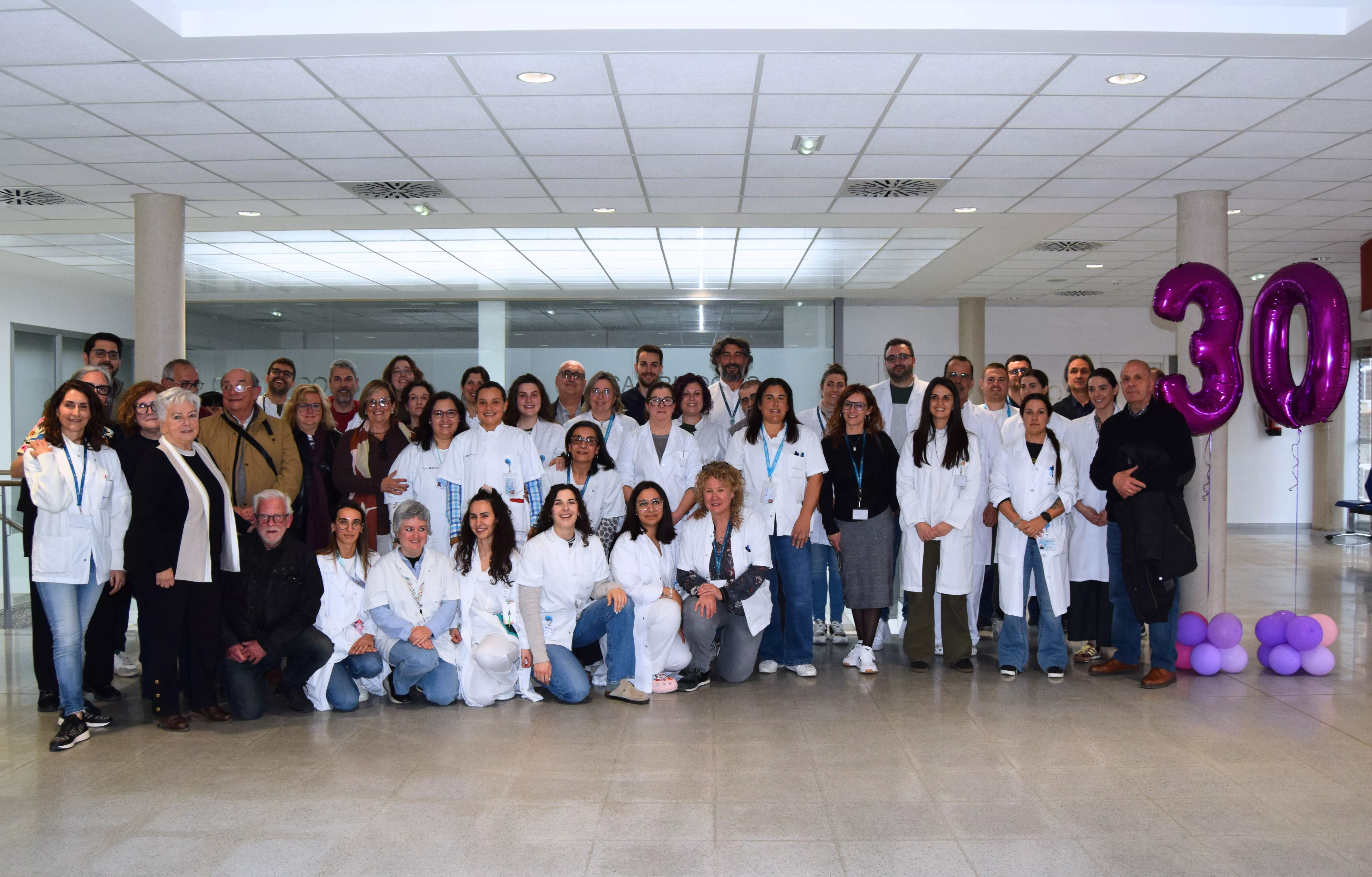 Professionals del centre i jubilats, i representants institucionals, en una foto de família