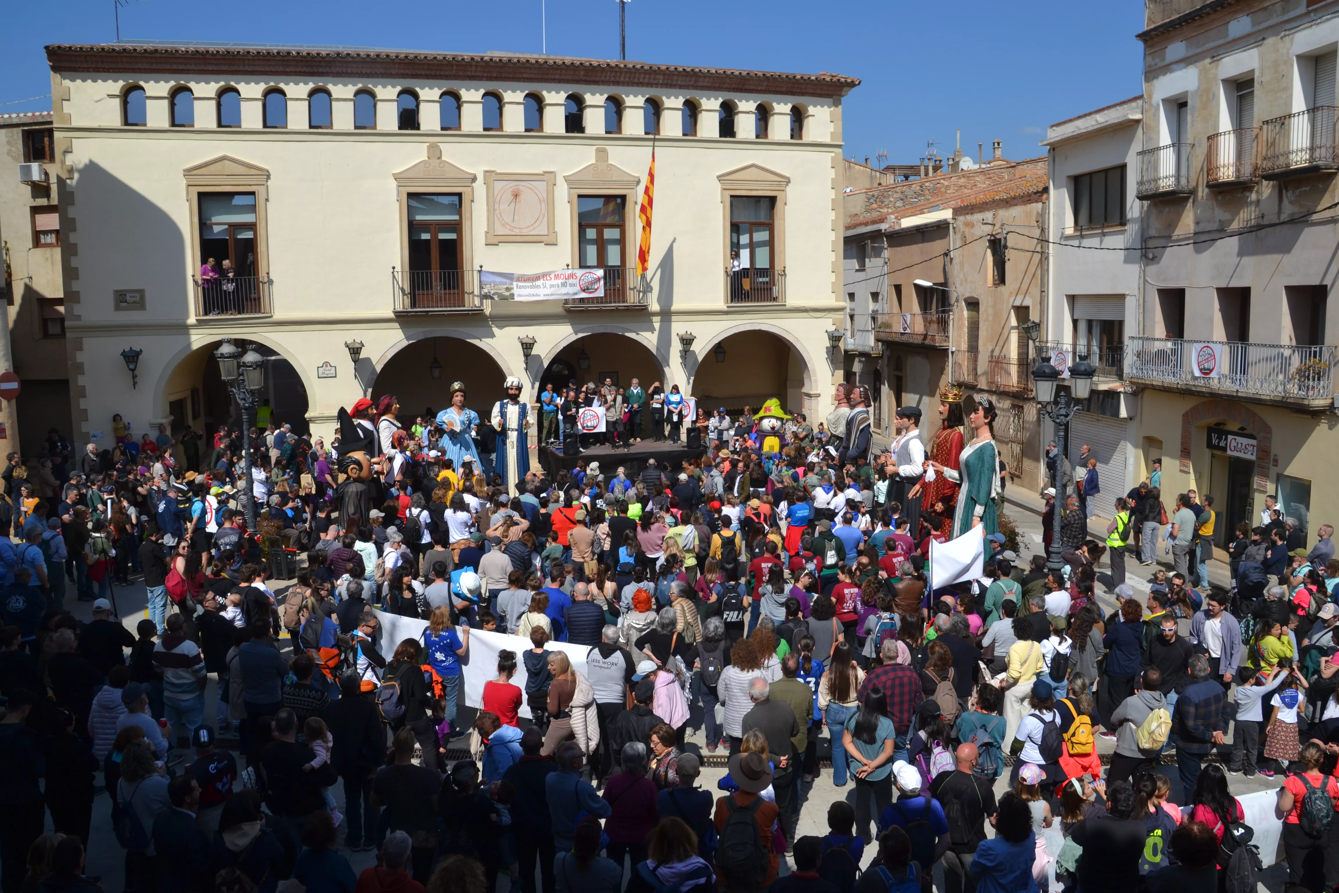 Concentració central a la plaça de Montbrió Concentració central a la plaça de Montbrió