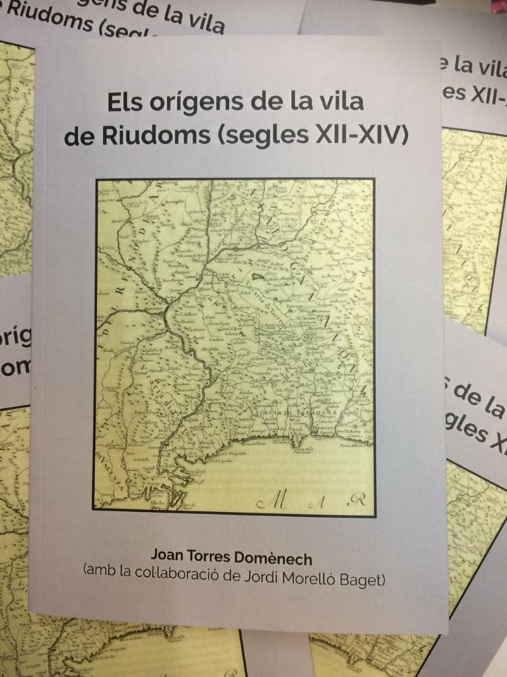 L’autor del llibre, Joan Torres, signant exemplars a la porta de la Parròquia (FOTO: Cedida)