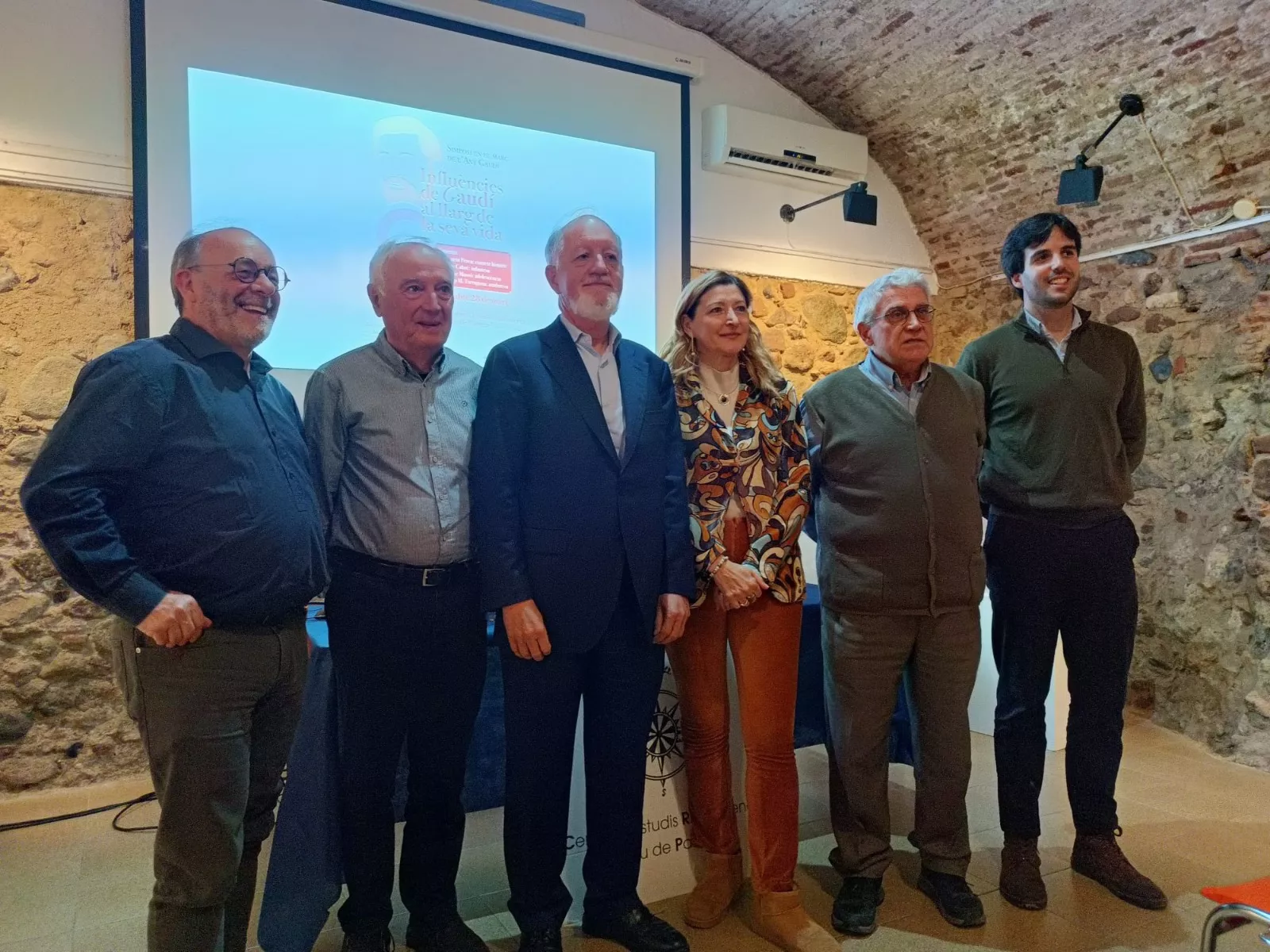 Ponents del simposi, amb el comissari de l'Any Gaudí, Lluís Aragonès, i el president de 'Lo Floc', Biel Arbonès Ponents del simposi, amb el comissari de l'Any Gaudí, Lluís Aragonès, i el president de 'Lo Floc', Biel Arbonès