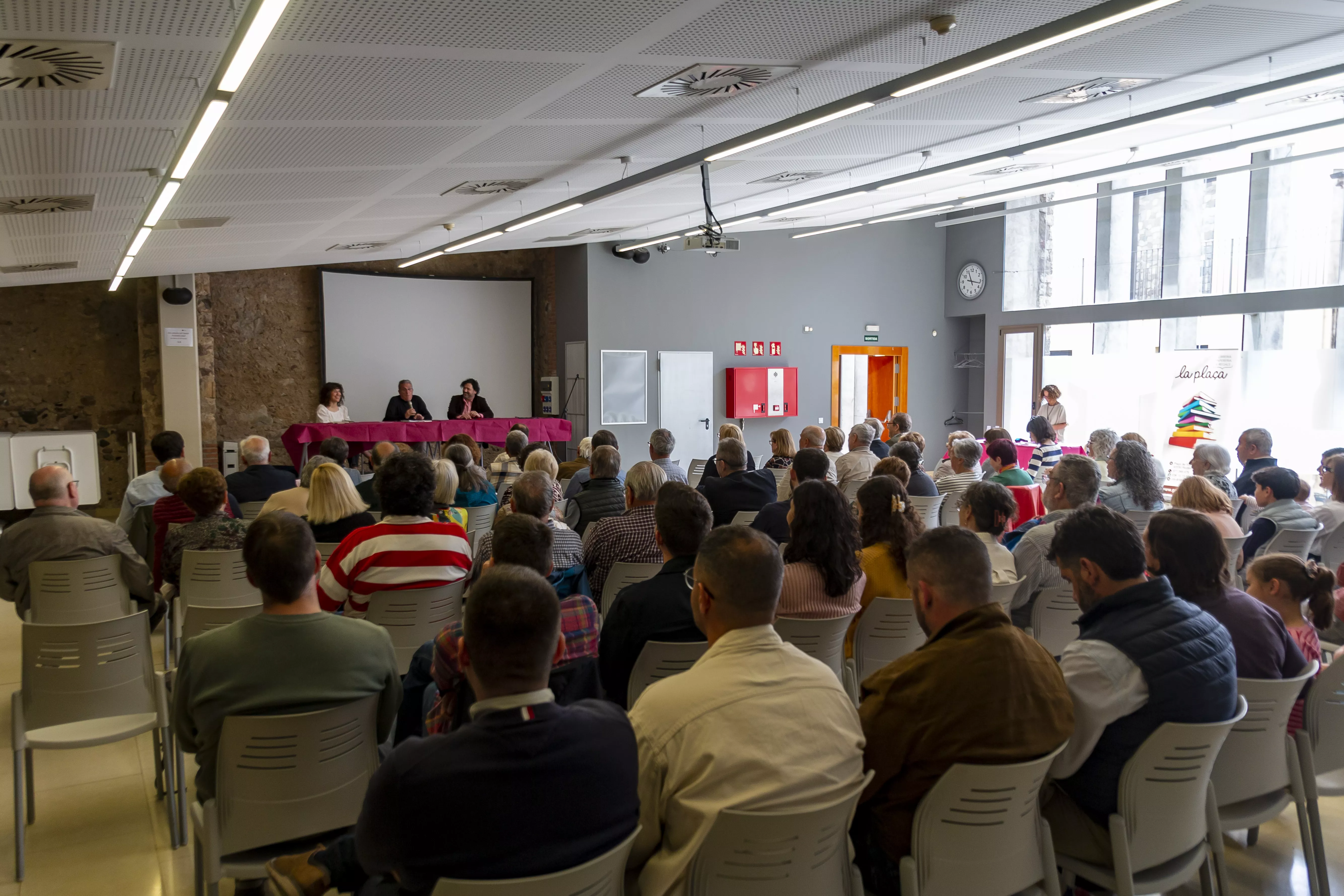 Presentació del llibre a la sala multiús del Casal Riudomenc (FOTO: Carles Viñuales)