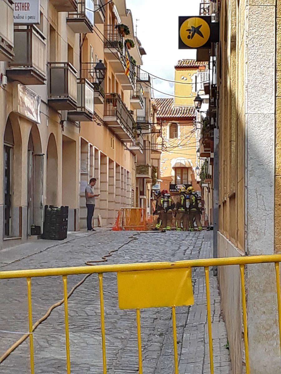 Tècnics i bombers treballant al carrer (FOTO: Carles Viñuales) Tècnics i bombers treballant al carrer (FOTO: Carles Viñuales)