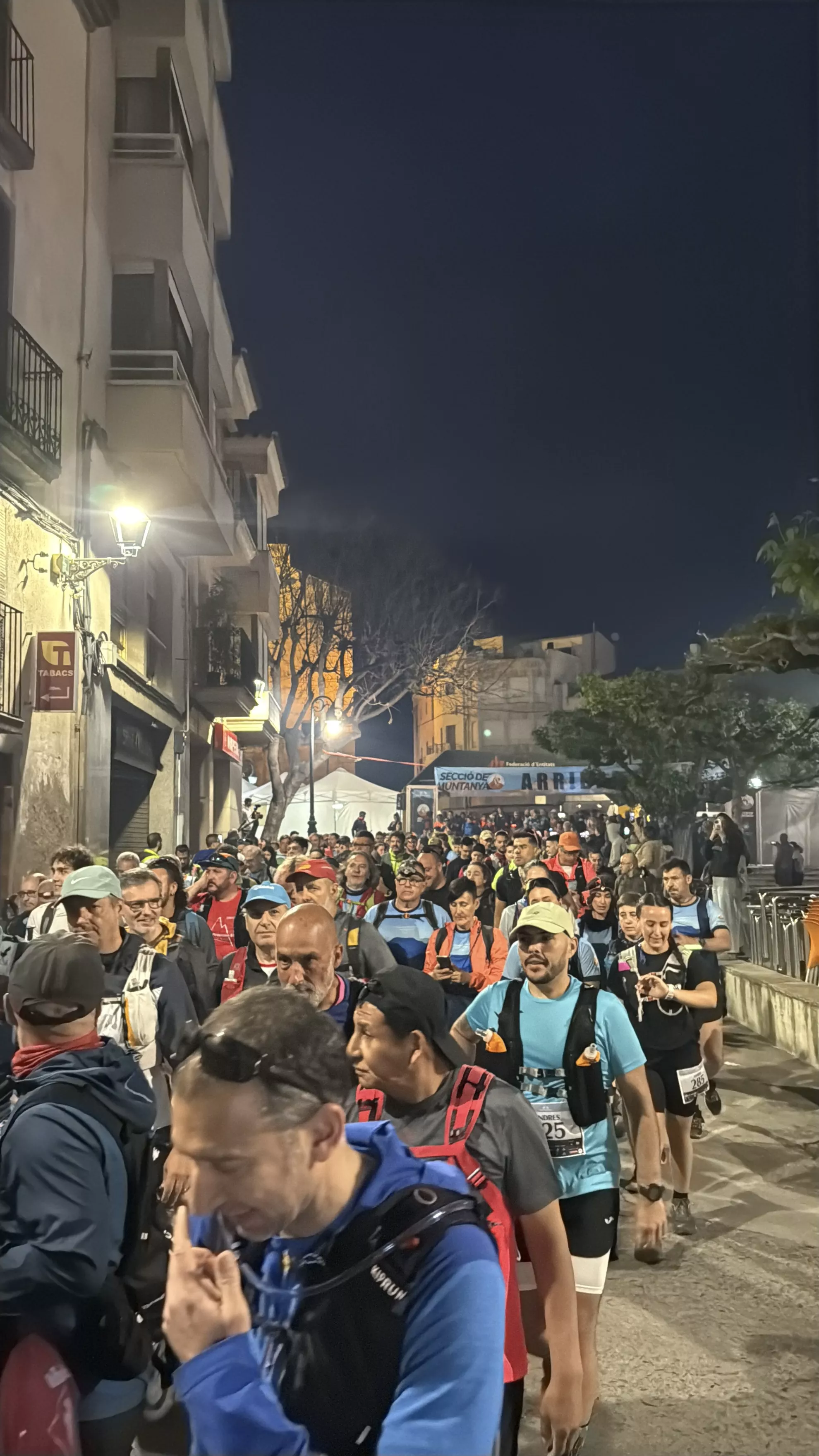 Participants a la sortida de la caminada