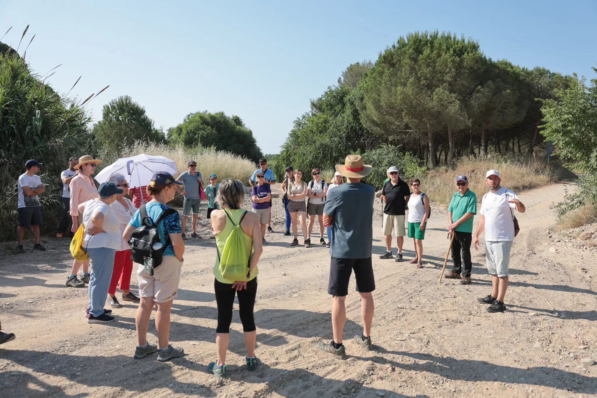Assistents a la sortida "Coneix la història i la natura de la riera", a càrrec dels riudomencs Eugeni Perea i David Aguadé Assistents a la sortida "Coneix la història i la natura de la riera", a càrrec dels riudomencs Eugeni Perea i David Aguadé