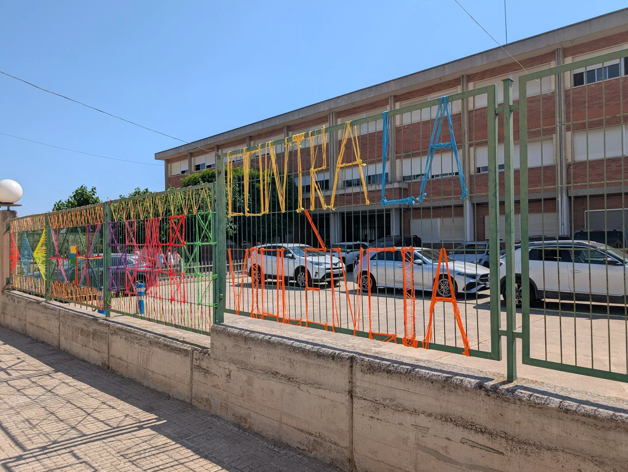 Mural amb el lema "contra la violència"