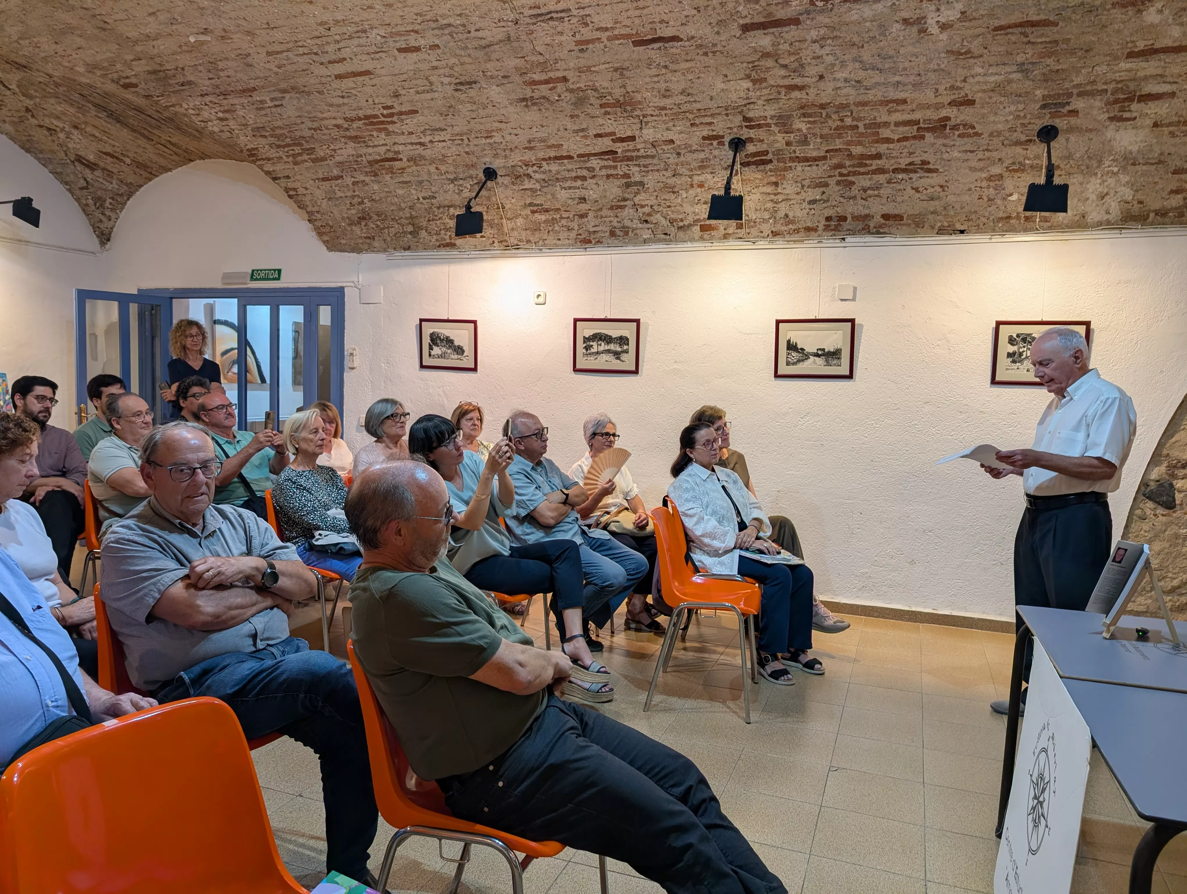 Eugeni Perea dirigint unes paraules de record a amics i familiars Eugeni Perea dirigint unes paraules de record a amics i familiars
