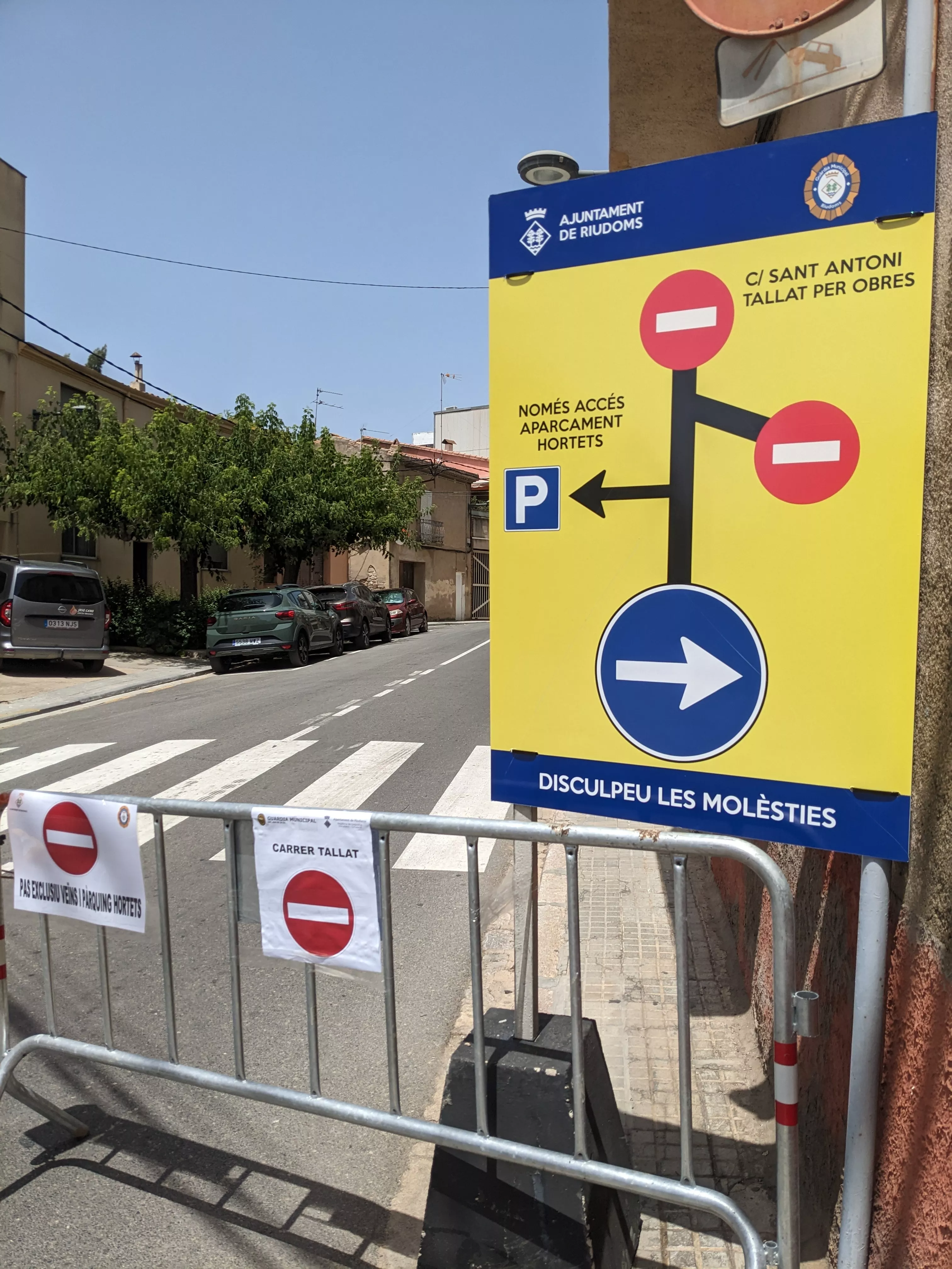 Un dels cartells al començament del carrer Sant Antoni avisant dels canvis en la circulació de vehicles