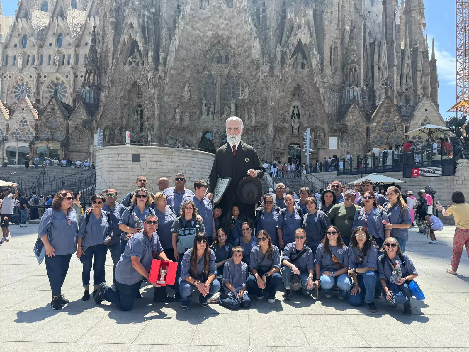Membres de la Colla Gegantera amb el Gegant Gaudí