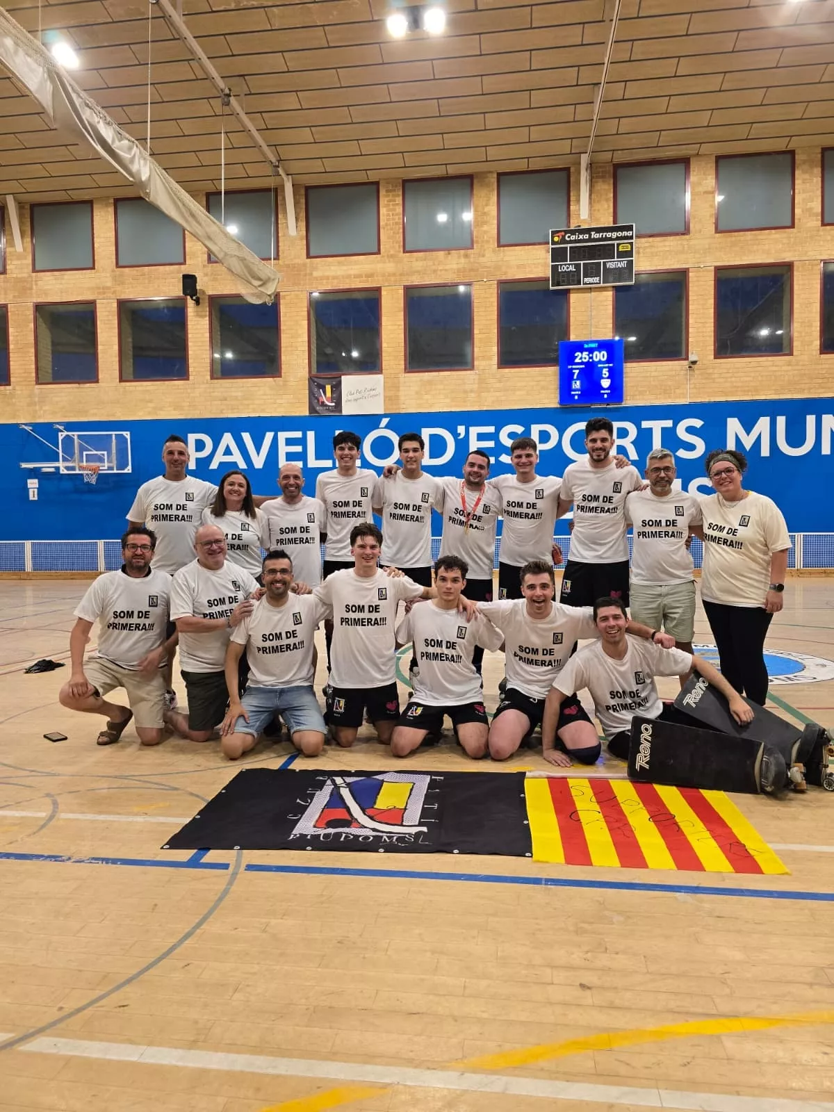 L'equip amb la samarreta "Som de primera" L'equip amb la samarreta "Som de primera"