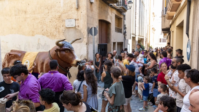 Final de la cercavila del Bou, al carrer Sant Jaume. FOTO: Carles Viñuales Final de la cercavila del Bou, al carrer Sant Jaume. FOTO: Carles Viñuales