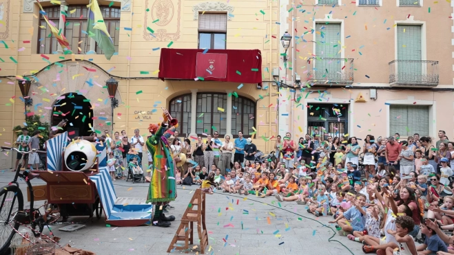 Espectacle familiar a la plaça de L'Om. FOTO: Alba Mariné / Ajuntament de Riudoms Espectacle familiar a la plaça de L'Om. FOTO: Alba Mariné / Ajuntament de Riudoms