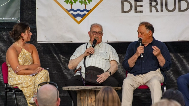 Els fotògrafs Josep M. Font i Mateu Salvat durant la inauguració Els fotògrafs Josep M. Font i Mateu Salvat durant la inauguració