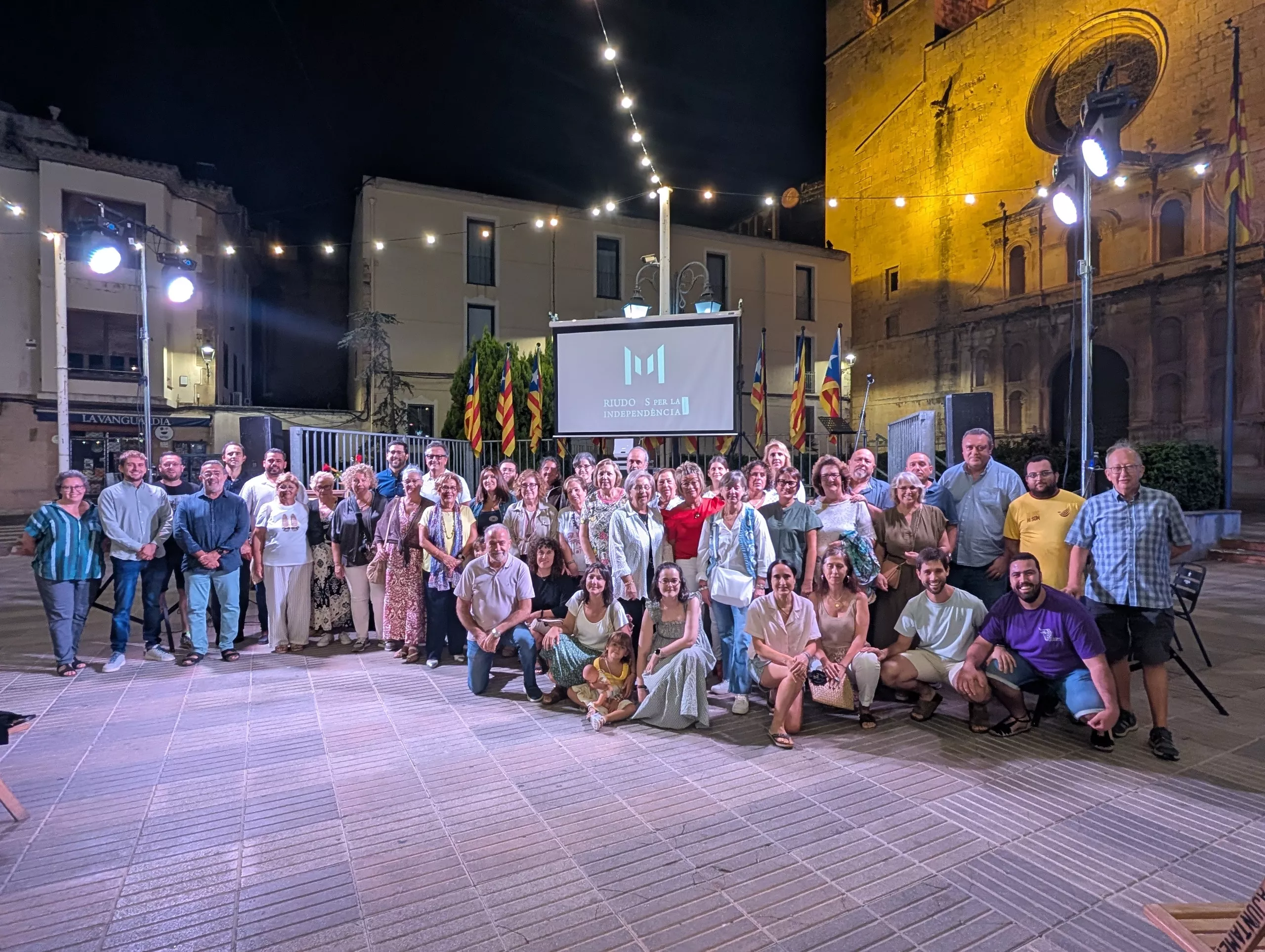 Foto de grup de totes les entitats participants a l'ofrena floral
