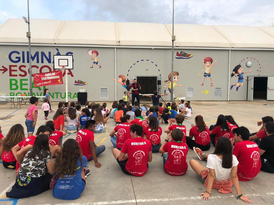 El mag encarregat d’entretenir als infants va ser Santos Marzag (FOTO: Cedida)