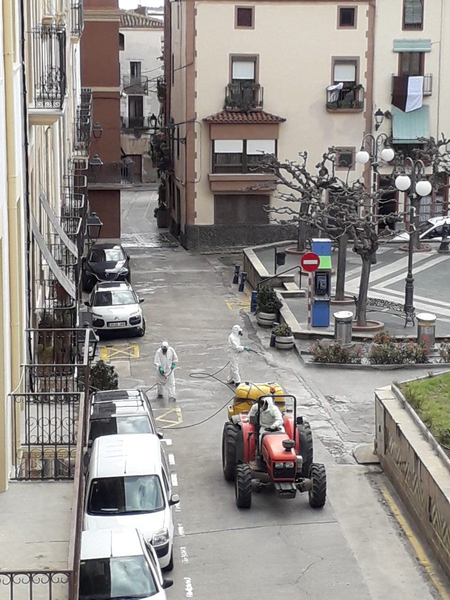 La Brigada Municipal fent tasques de desinfecció (FOTO: Cedida) La Brigada Municipal fent tasques de desinfecció (FOTO: Cedida)