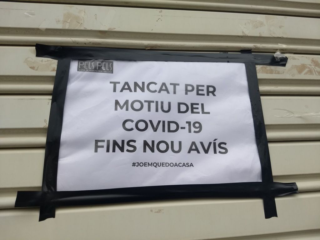 Plaça de l’Església aquesta tarda, sense vianants (FOTO: Elena Domingo)