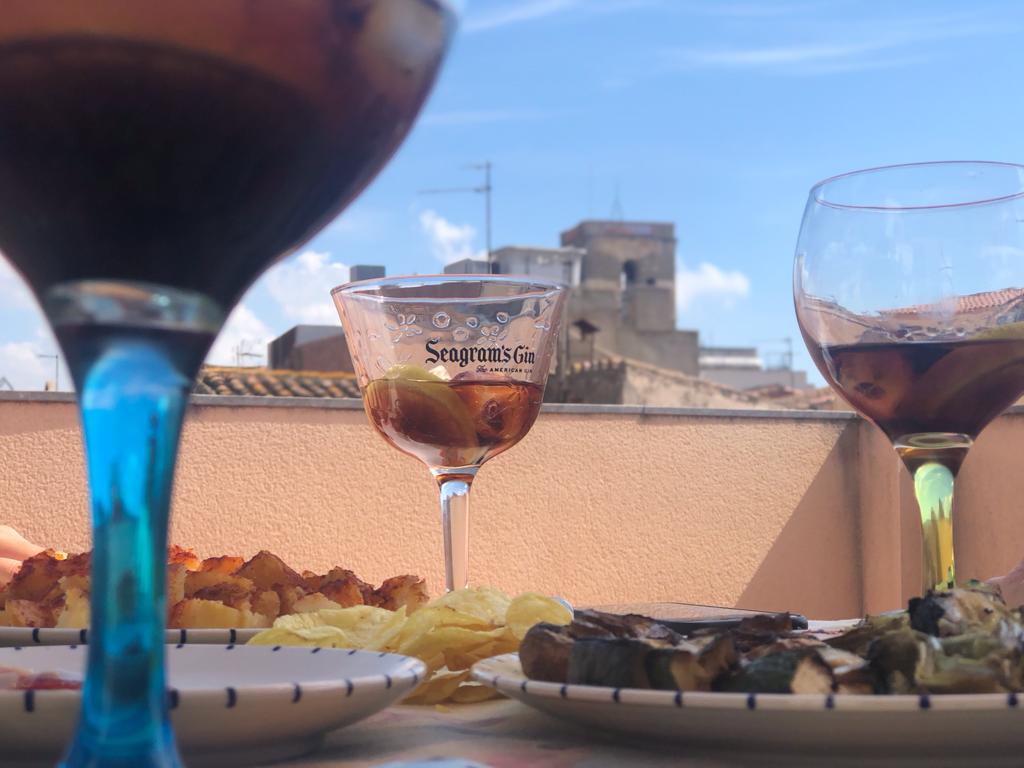 Els riudomencs van gaudir de la música tot fent el vermut. (Fotografia: cedida)