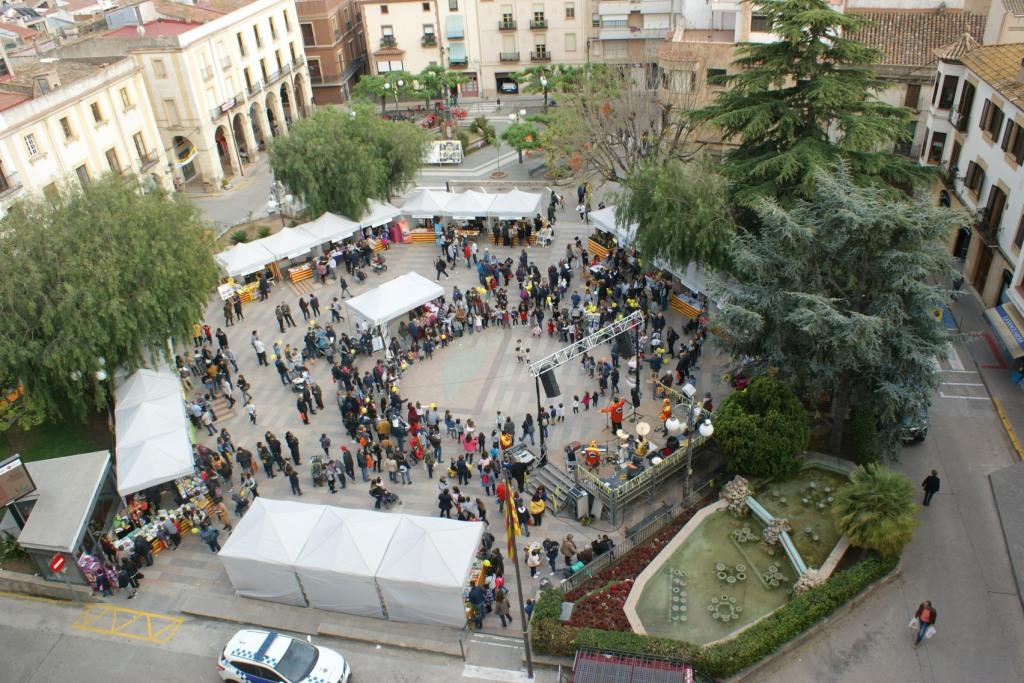 Vista de la plaça durant la celebració de Sant Jordi de l’any passat (FOTO: Josep Anton Carranza) Vista de la plaça durant la celebració de Sant Jordi de l’any passat (FOTO: Josep Anton Carranza)