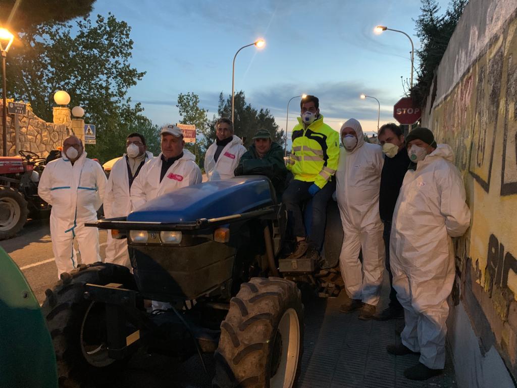 El grup de pagesos abans d’iniciar les tasques de desinfecció (FOTO: Cedida)