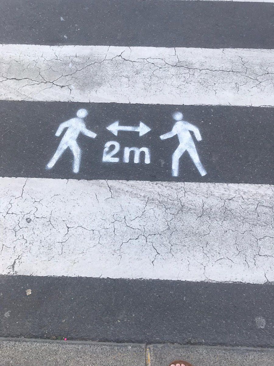 Senyalització en passos de vianants indicant les distàncies de seguretat (FOTO: Paula Montalvo)