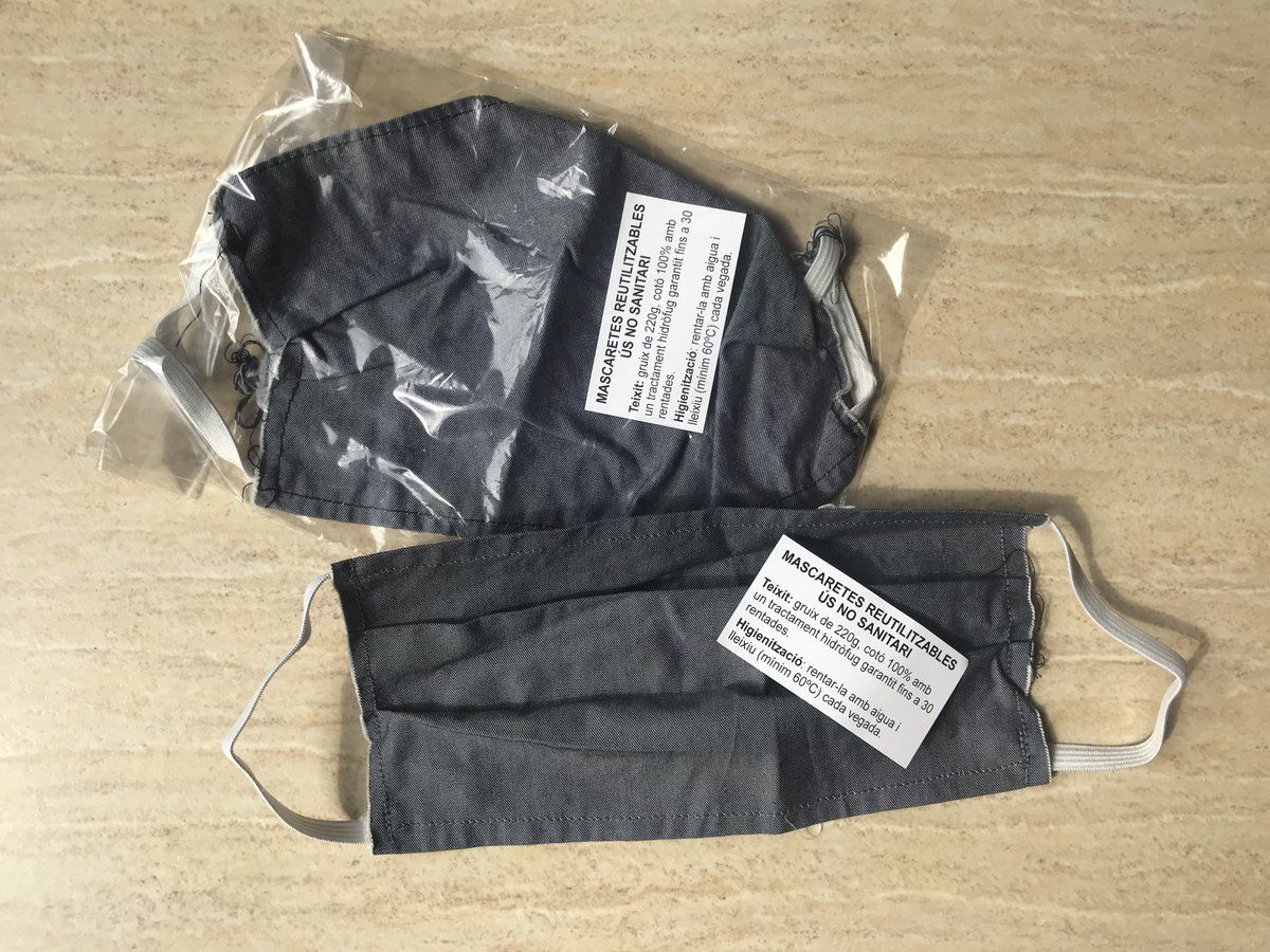 Dues de les mascaretes confeccionades per l’ANC (FOTO: Paula Montalvo)