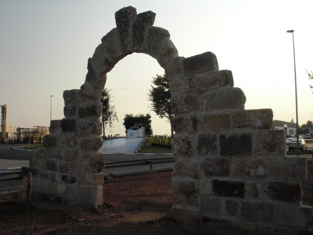 Portalada de pedra de l'entrada (FOTO: Gilbert Molons)