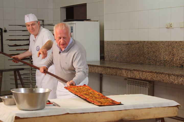 Forners riudomencs ensenyant a fer coca en recapte als presentadors (FOTO: RTVE)