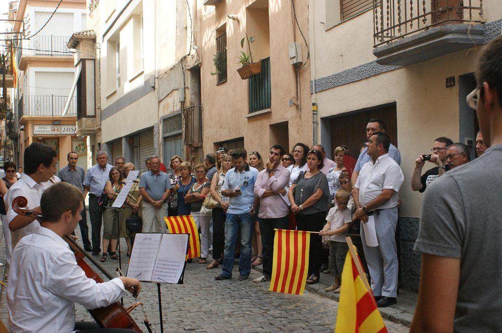 Acte floral als Germans Nebot (FOTO:Josep Anton Carranza)