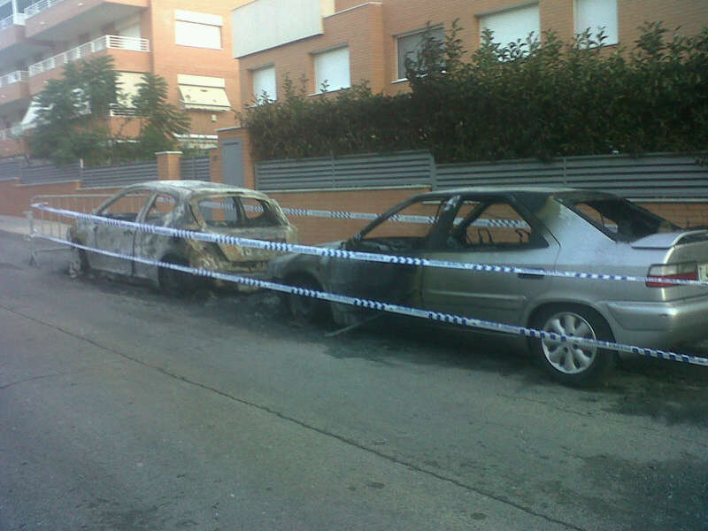 Cotxes calcinats (FOTO: Goretti Molons) Cotxes calcinats (FOTO: Goretti Molons)