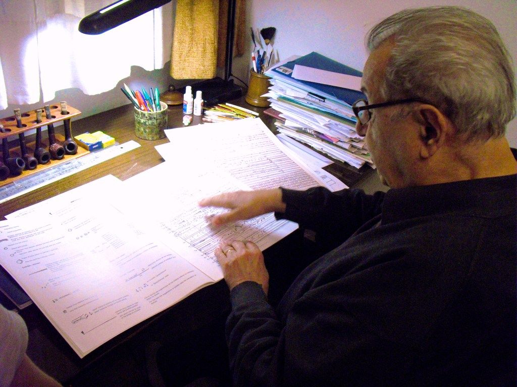 Joan Guinjoan a la seva taula de treball (FOTO: Anton Marc Caparó)