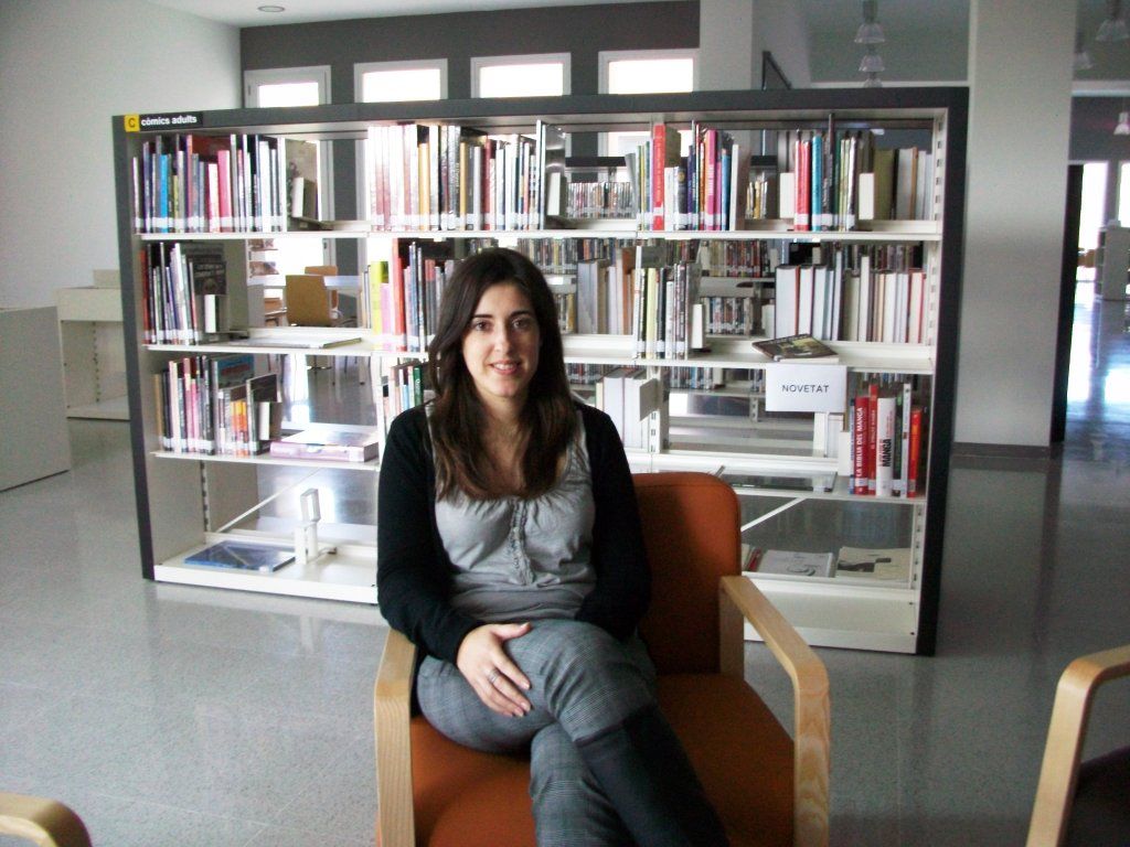 L'Elisabet Cros Torrents a la biblioteca (FOTO: Elena Domingo)