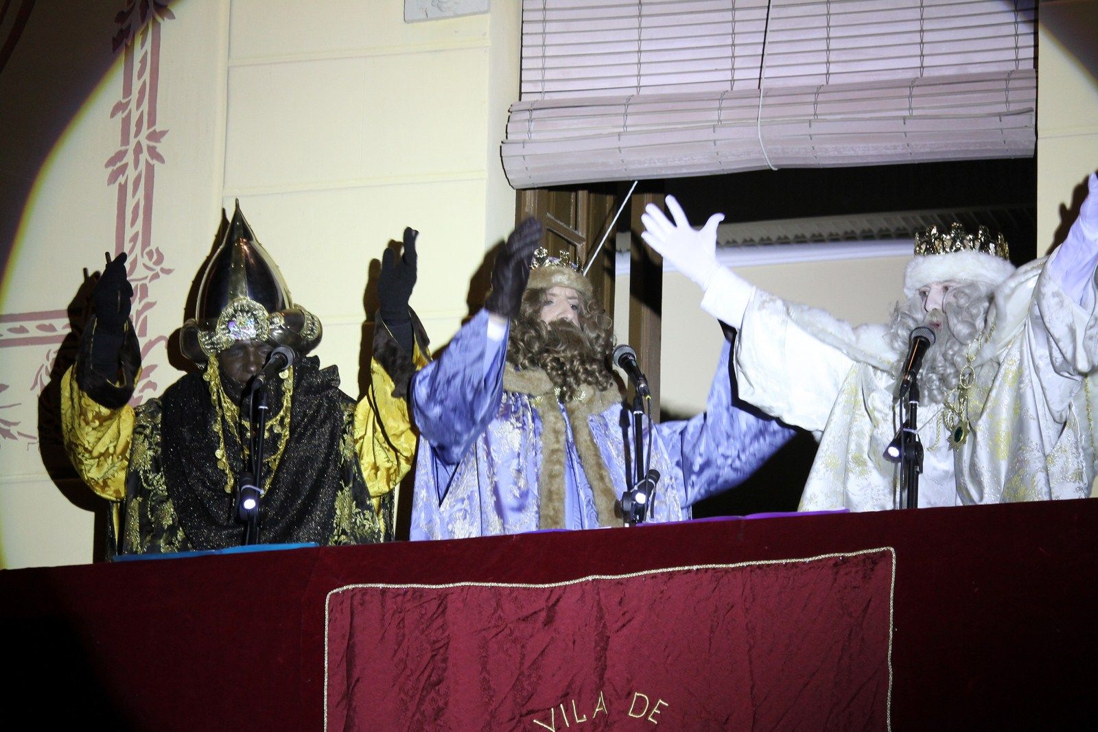 Els Reig Mags d'Orient saluden al públic a la cavalcada de 2012 (FOTO: Àlex Escoda)