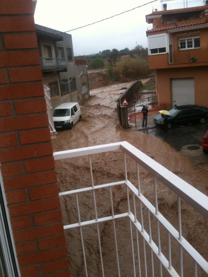 Carrer Francesc Macià tallat per l'aigua que baixa del Recreo (FOTO: María Jesús Almazan) Carrer Francesc Macià tallat per l'aigua que baixa del Recreo (FOTO: María Jesús Almazan)