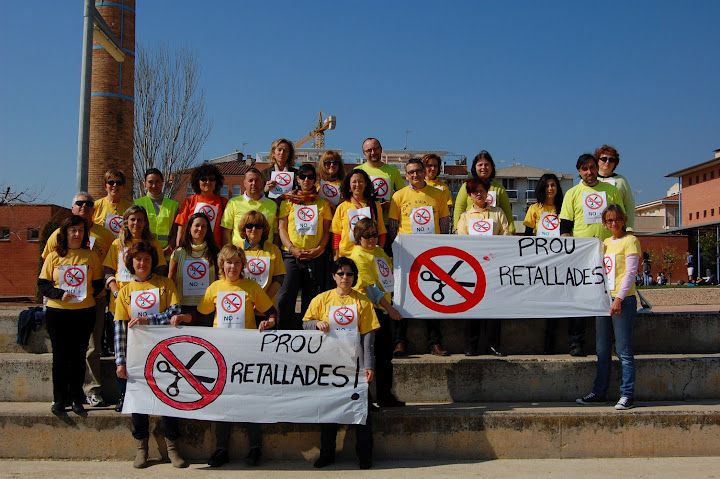Els professors de l'institut amb les pancartes en contra les retallades. (FOTO: Eduard Ortells)