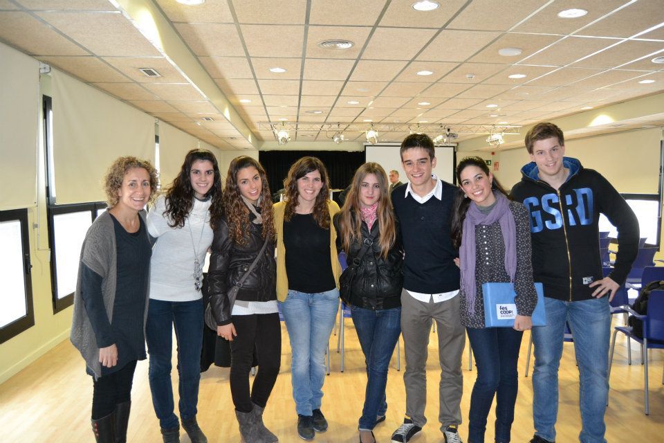Tots els membres del grup, amb la professora Lali Ivern (FOTO: Cedida) Tots els membres del grup, amb la professora Lali Ivern (FOTO: Cedida)