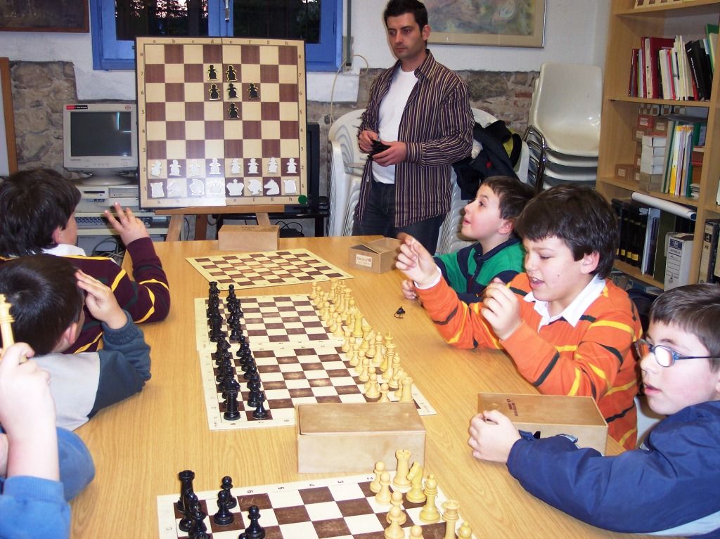 Jordi Ferré impartint una classe als més petits, anys enrere (FOTO: CERAP)