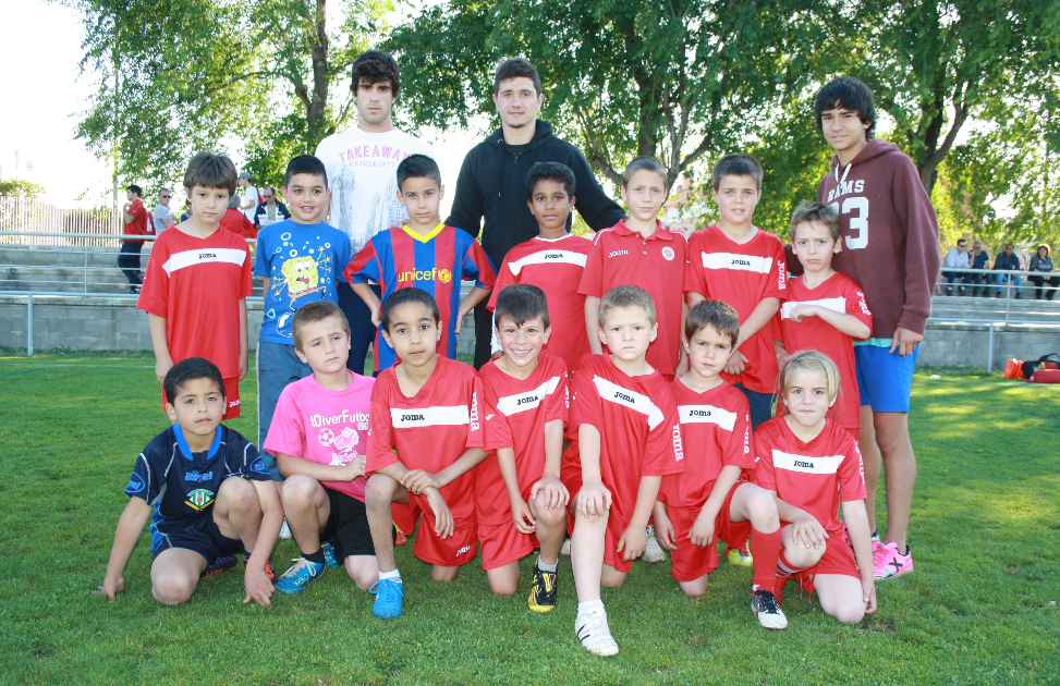El jugador del Rayo Vallecano amb els jugadors riudomencs (FOTO: Pedro Berlanga) El jugador del Rayo Vallecano amb els jugadors riudomencs (FOTO: Pedro Berlanga)