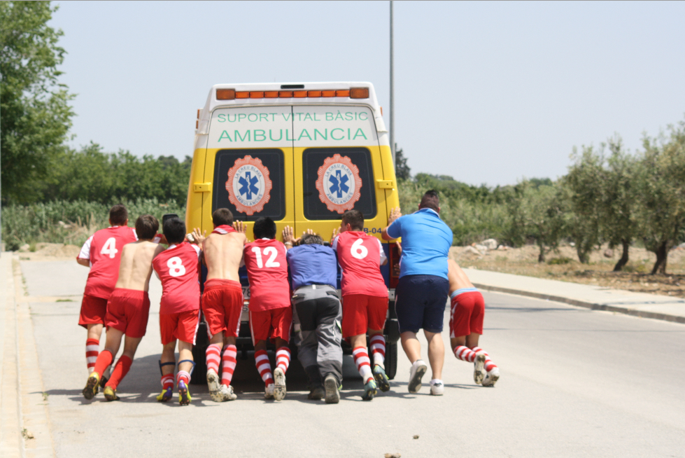 Jugadors ajudant a engegar el vehicle (FOTO: Pedro Berlanga)
