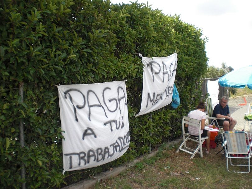 Alguns treballadors acampats (FOTO: Gilbert Molons)