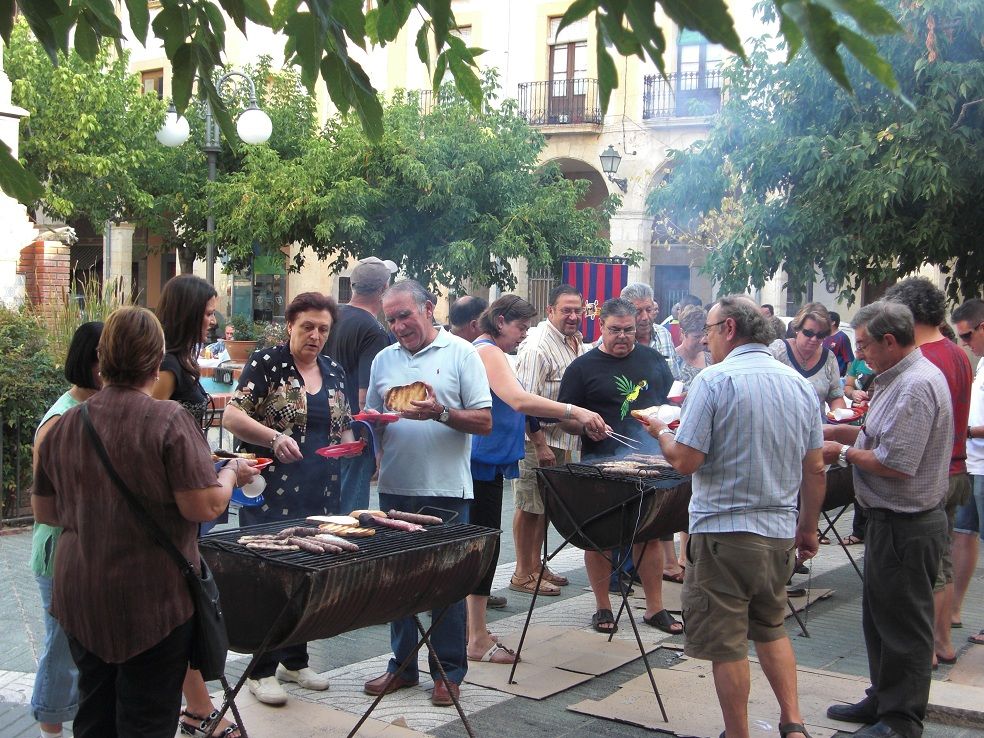 Els socis i simpatitzans de la penya preparant l'esmorzar (FOTO: Jesús Torres)